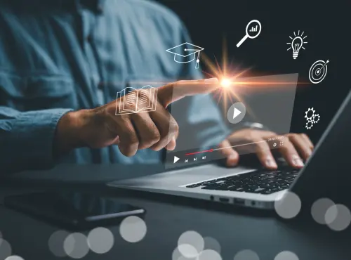 Docente utilizando herramientas digitales para la gestión educativa y trámites documentales de cesantías con EduCesantías S.A.S.